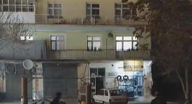 Konya'da 4 katlı bina çöktü: Enkazda mahsur kalanlar için ekipler çalışma başlattı - Yeniden