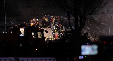 Konya'da 4 katlı bina çöktü: Enkazdan 3 kişi kurtarıldı, 2 kişiye ulaşılmaya çalışılıyor