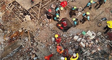 Konya'da çöken 4 katlı binanın enkazında 2 kişi aranıyor; 4 gözaltı