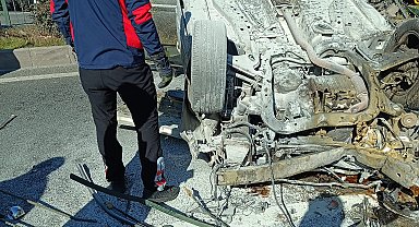 Lastiği patlayan aracın çarptığı refüjdeki korkuluklardan kopan demir parçaları 2 otomobile isabet etti; 5 yaralı