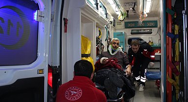 Lastiği patlayan otomobil şarampole devrildi: 5 yaralı