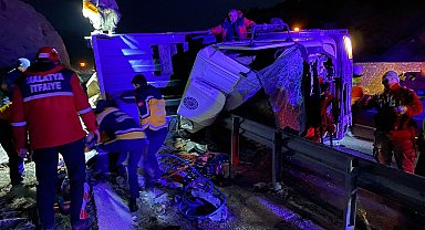 Malatya'da TIR devrildi; 2 ölü, 1 yaralı