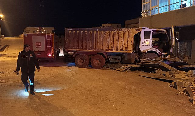 Mardin'de eve çarpan hafriyat kamyonunun şoförü yaralandı