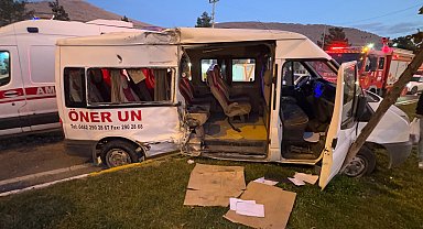Mardin'de işçi servis minibüsü ile kamyon çarpıştı: 11 yaralı