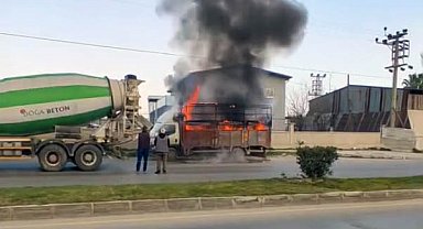 Mersin'de kamyonetin yanan kasasını beton mikseri söndürdü; o anlar kamerada