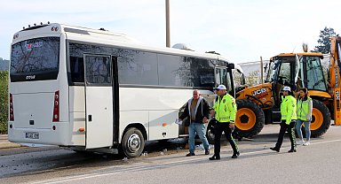 Midibüs ile iş makinesi çarpıştı; 15'i çocuk, 23 yaralı