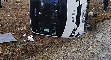 Midibüs şarampole devrildi, 3 turist yaralandı