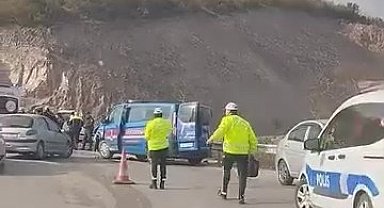 Minibüs ile otomobil çarpıştı; jandarma personeli yaralandı