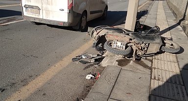 Motosiklet, kamyonete çarptı; ehliyetsiz sürücü ağır yaralı