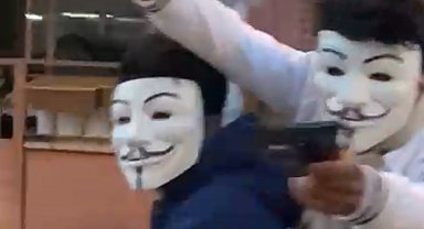 Motosiklet üzerindeki maskeli 2 kişi, oyuncak tabancayla korku saçtı