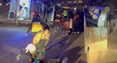 Motosiklet, yayalara çarptı: 1 ölü, 3 yaralı