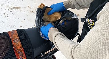 Motosikletindeki pidenin arasından 972 uyuşturucu hap çıktı