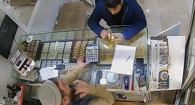 Müşteri gibi girdiği kuyumcu dükkanından 2 bileziği alıp kaçtı