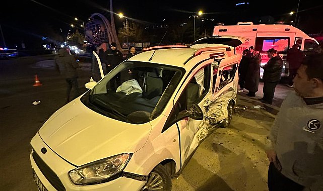 Nevşehir'de, hafif ticari araç ile otomobil çarpıştı: 9 yaralı