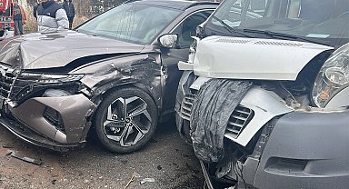 Okul servis minibüsü ile cip çarpıştı: 4 yaralı