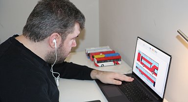 Otizmli Bahadır, çizim yapıp piyano çalıyor