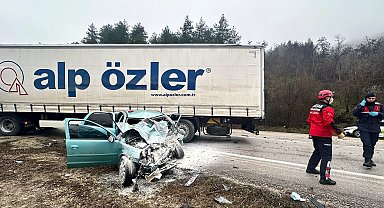 Otomobil ile TIR çarpıştı: 2 ölü, 1 yaralı