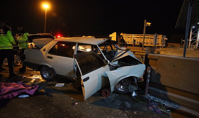 Otomobil, otoyol gişesinin beton bariyerine çarptı: 2 ölü, 5 yaralı