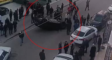 Otomobil, park halindeki araca çarpıp takla attı