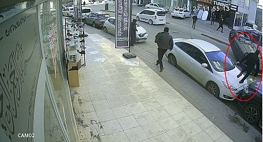 Otomobil, park halindeki araca çarpıp takla attı