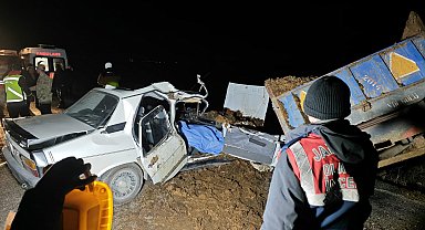 Otomobil park halindeki römorka çarptı: Nine öldü, eşi ve 2 torunu yaralı