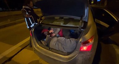 Otomobilde, 2'si bagajda 5 kaçak göçmen yakalandı