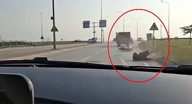 Otomobilde, sosyal medya için video çekerken motosiklet kazasını görüntüledi