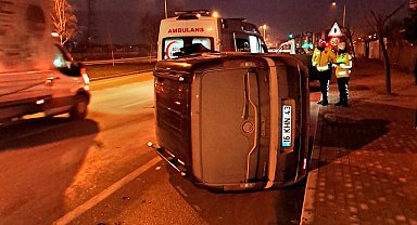 Otomobile çarpıp devrilen hafif ticari aracın sürücüsü yaralandı