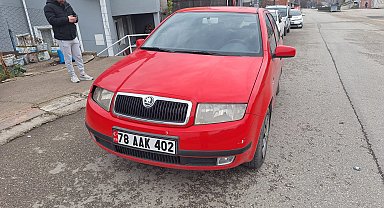 Otomobilin çarptığı çocuk yaralandı; o anlar kamerada