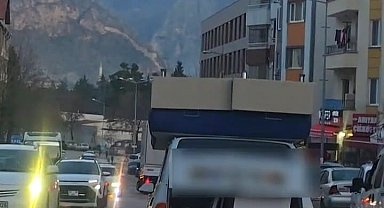 Otomobilin tavanında çift kişilik baza ve yatak taşıdı