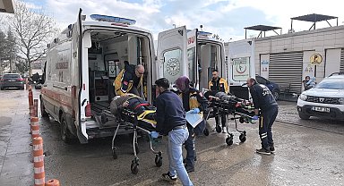 Otomobille çarpışan motosikletin sürücüsü ile kızı yaralandı