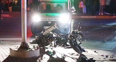 Otomobille çarpışan motosikletin sürücüsü kurye öldü