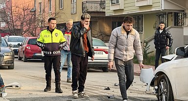 Otomobiller çarpıştı; 3 yaralı