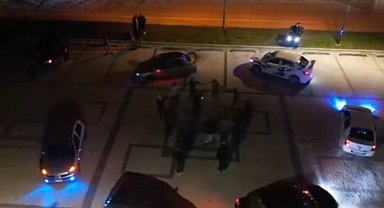 Otomobilleriyle müzik eşliğinde 'kutu kutu pense' oynadılar