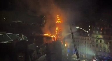 Paris'te tarihi belediye binasında yangın