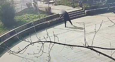 Parka verdikleri zarar kameraya yansıdı; belediye 'Tebrikler gençler' diye paylaştı