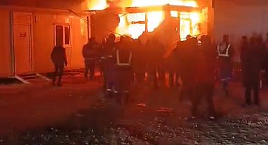 Petrol arama çalışmalarında görevli personelin kaldığı 2 konteyner yandı