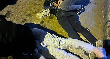 Polisi görünce uyuşturucu poşetini attı; 'İçinde fıstık olduğunu zannettim' dedi