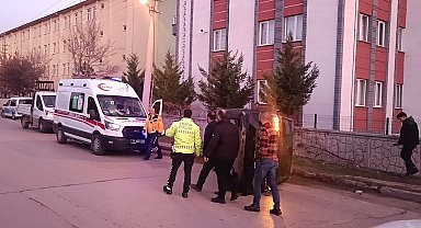 Polisin 'dur' ihtarına uymayan minibüsün çarptığı hafif ticari araç devrildi: 1 yaralı