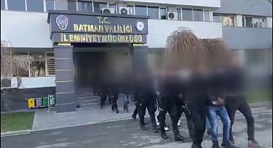 Polisten kaçarken otomobilden attıkları çuvaldan 4 kilo uyuşturucu çıktı; 6 tutuklama