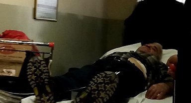 Psikolojik tedavi için doktora götürmek isteyen babasını bıçaklayıp, kaçtı