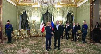 Putin ve Pezeşkiyan Kremlin'de bir araya geldi