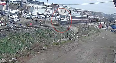 Raylardan geçerken yolcu treni çarptı; kaza kamerada