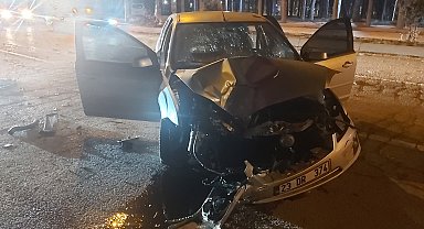 Refüje çıkıp ağaca çarpan otomobilde 4 kişi yaralandı