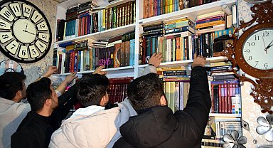 Saat atölyesini kütüphaneye dönüştürdü