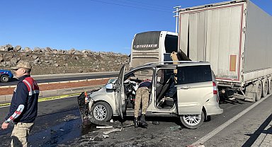 Şanlıurfa'da hafif ticari araç ile TIR çarpıştı: 1 ölü, 1 yaralı