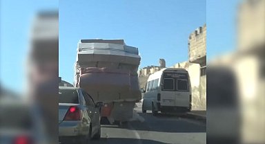 Şanlıurfa'da kamyonetten düşen süngerlerin yola saçılması kamerada