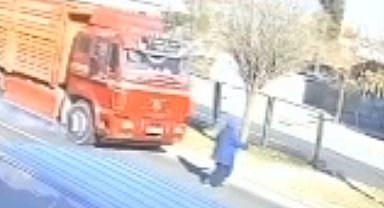 Şanlıurfa'da kamyonun çarptığı kadın öldü; kaza kamerada