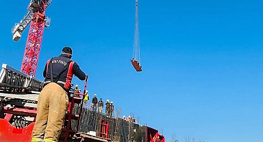 Şantiyede kat boşluğuna düşen işçi, vinçle kurtarıldı