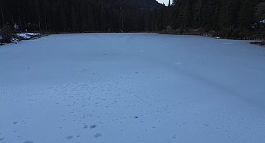 Sarıçiçek Göleti buz tuttu